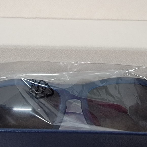 Lasiyanor Navy Blue sunglasses with case - Picture 3 of 4